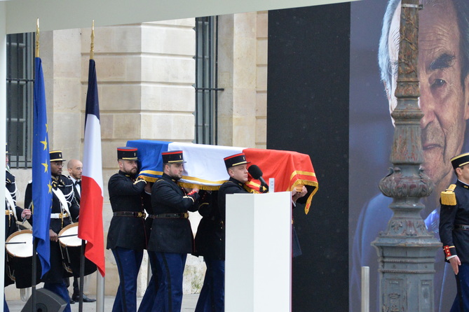 Hommage national à Robert Badinter : « La République faite homme »